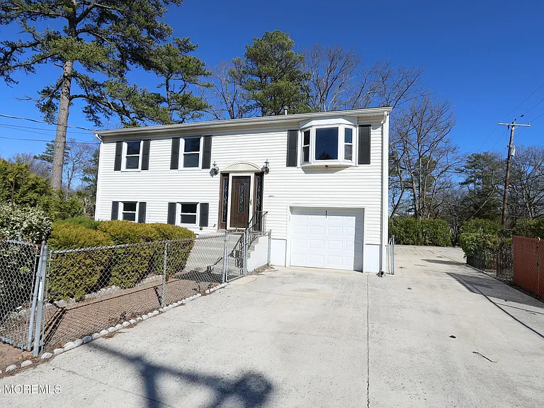 900 Hunter Blvd — Photo 1