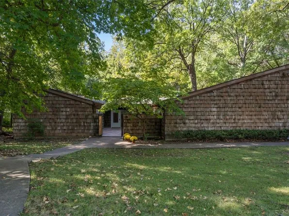 3910 N Central St, Kansas City, MO 64116