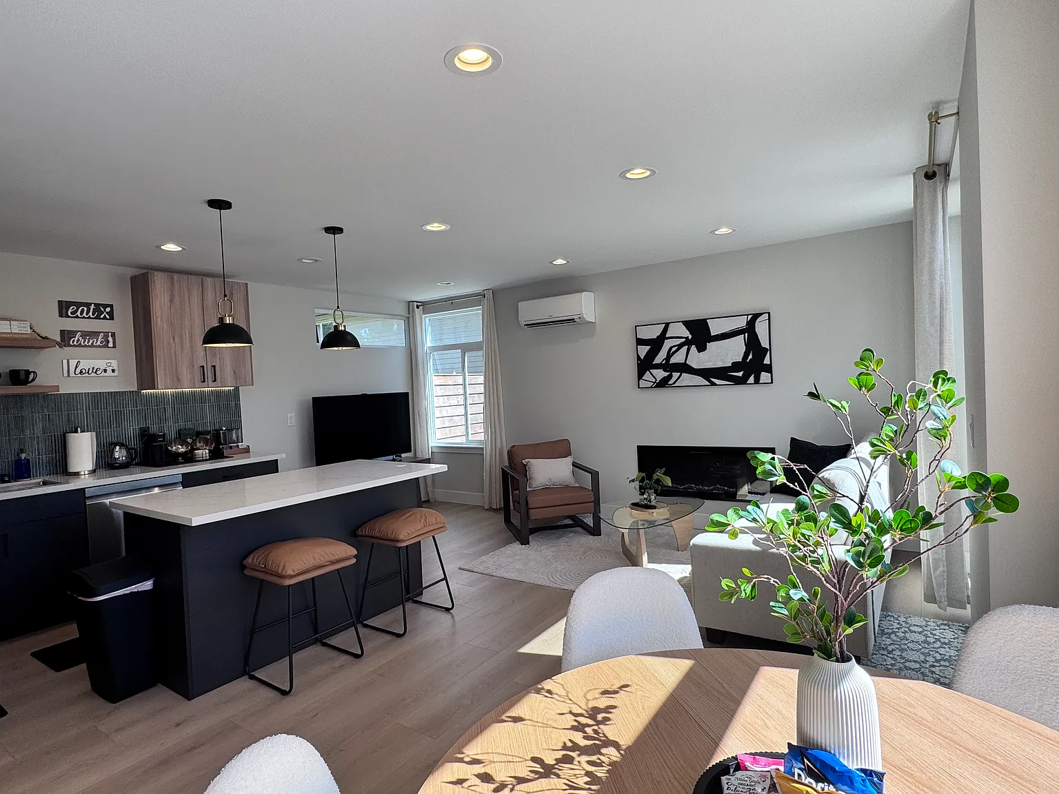 2 bed, 1089 sqft, $3,500 — Photo 3