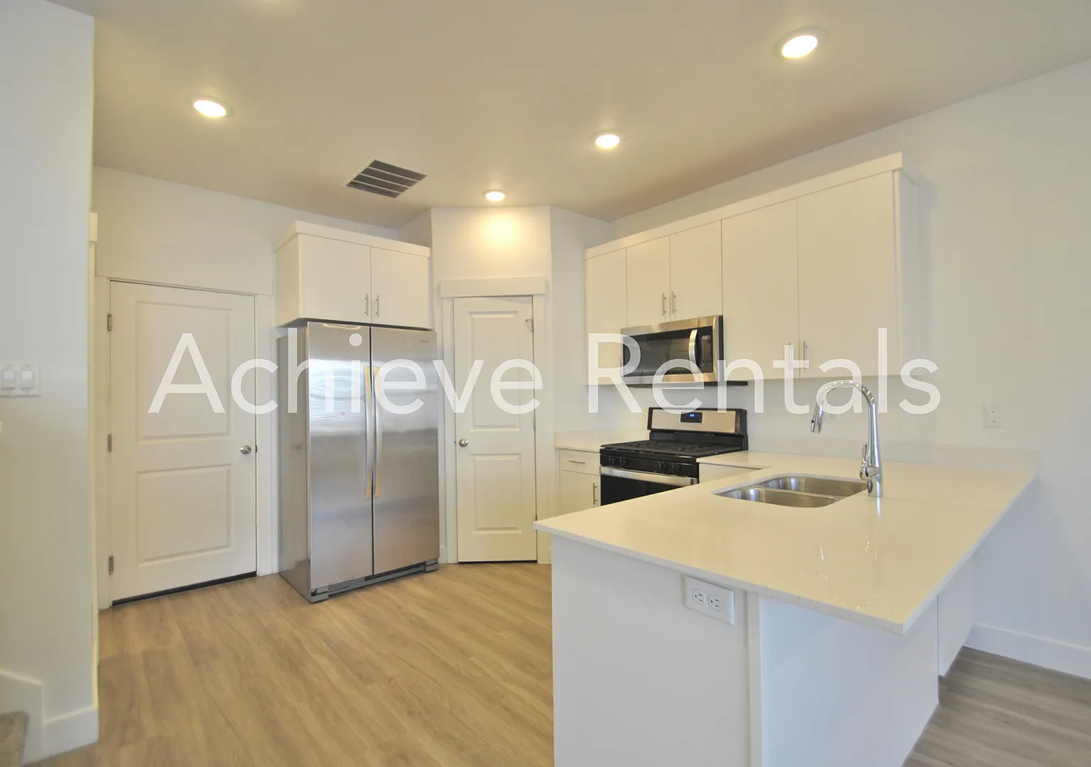 Woodmore Pointe HOA | Modern Logan Townhome in Prime Location — Photo 4