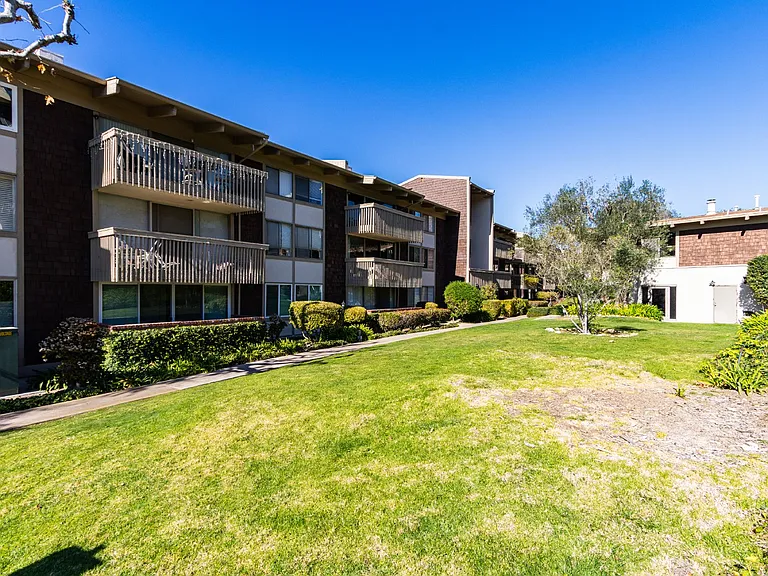 6542 Ocean Crest Dr #C204 — Photo 2
