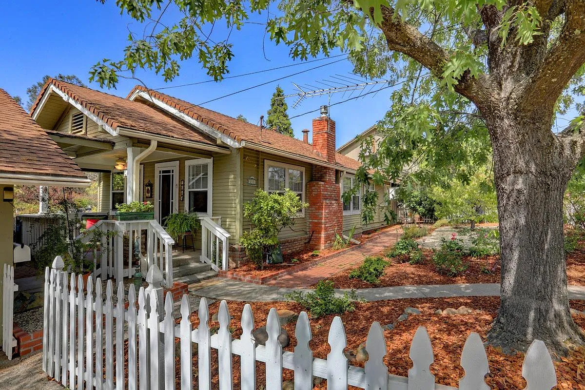 210 Katherine Way photo 1