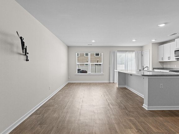 4th image of 148 Rosefield Ct