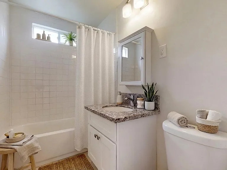 2619 Gates Ave #F — Photo 5