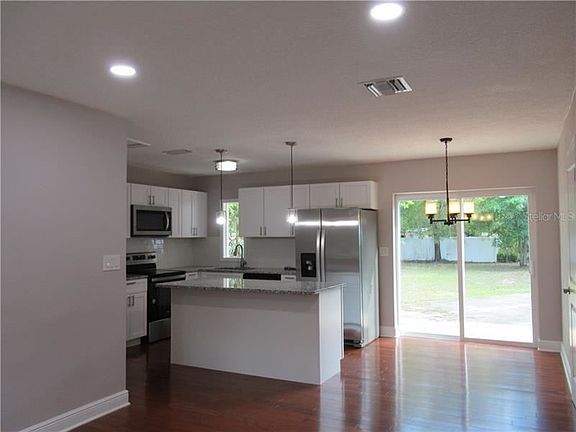 3rd image of 1403 Forest Dr