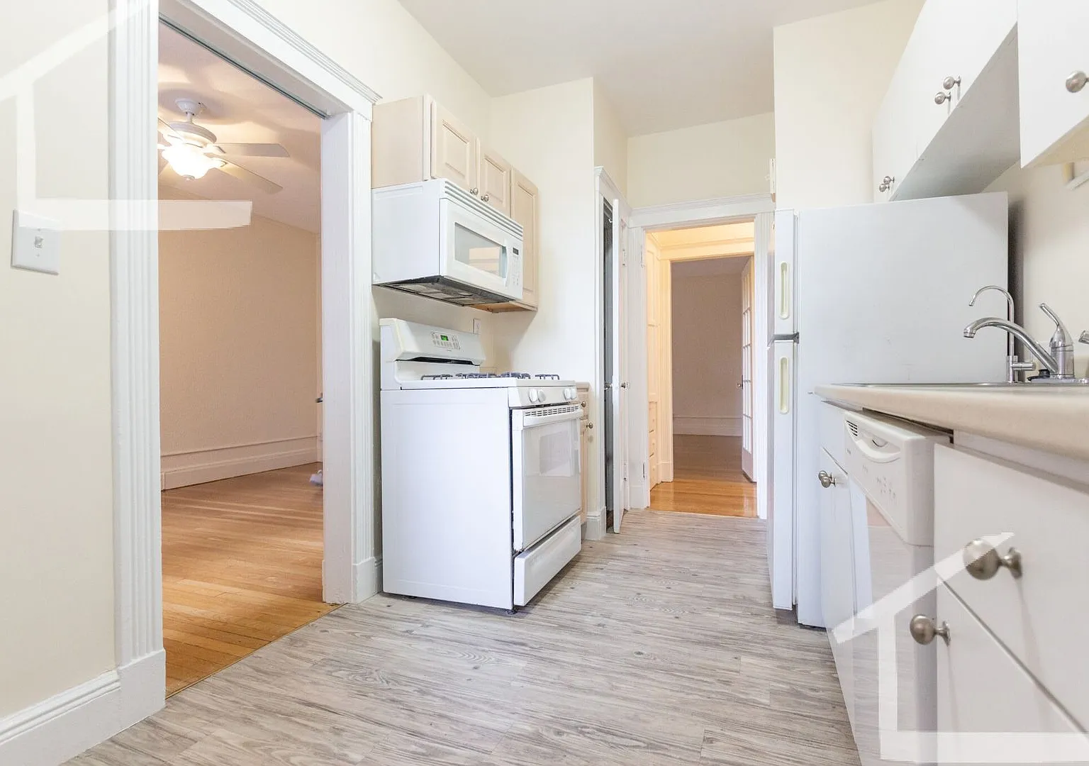 One Month Rent Free, No Brokers Fee, No Security Deposit, Coolidge Corner Area of Brookline. Larg... — Photo 3