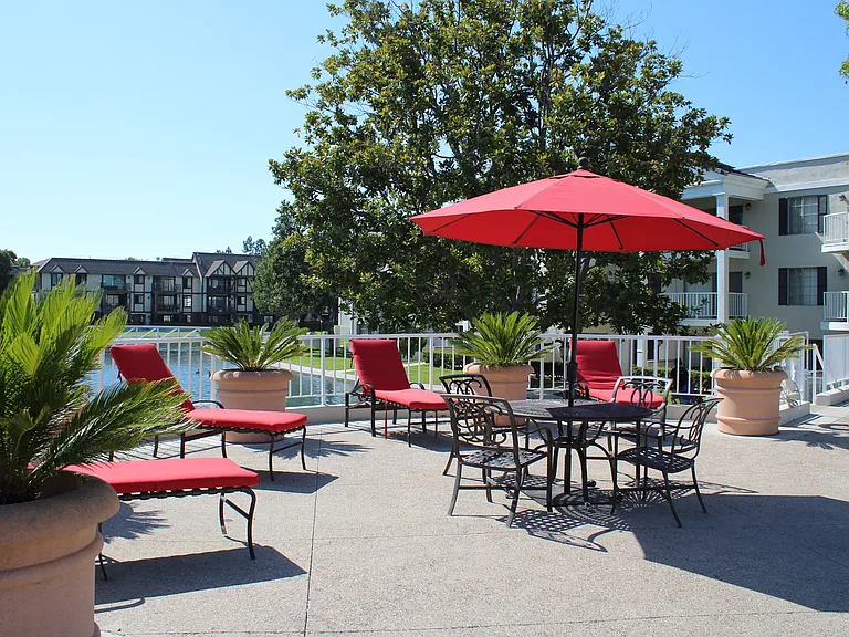 Versailles on the Lake Apartments — Photo 6