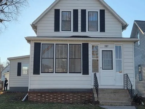 807 N 4th St, Grand Forks, ND 58203