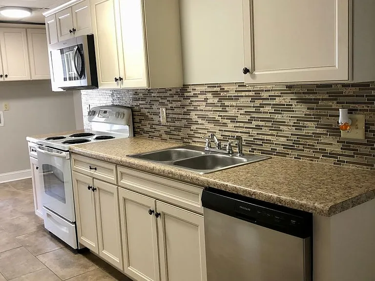 223 E Glendale Ave — Photo 3