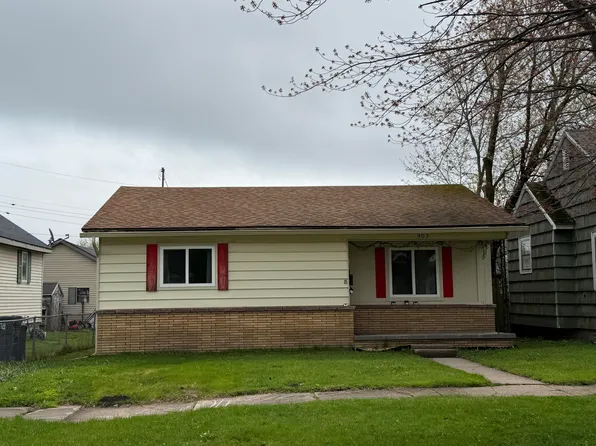 907 Lizzie St, Sault Sainte Marie, MI 49783