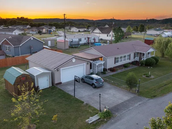 58 Hazard Duke Dr, Chavies, KY 41727