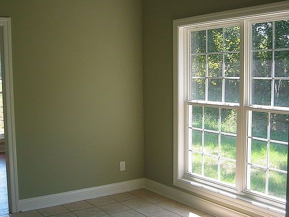 Tiled breakfast/gathering room off of kitchen