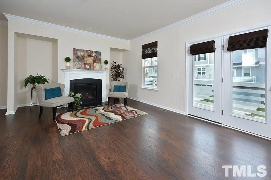 4 bed, 3.5 bath, 2200 sqft, $2,195 — Photo 2