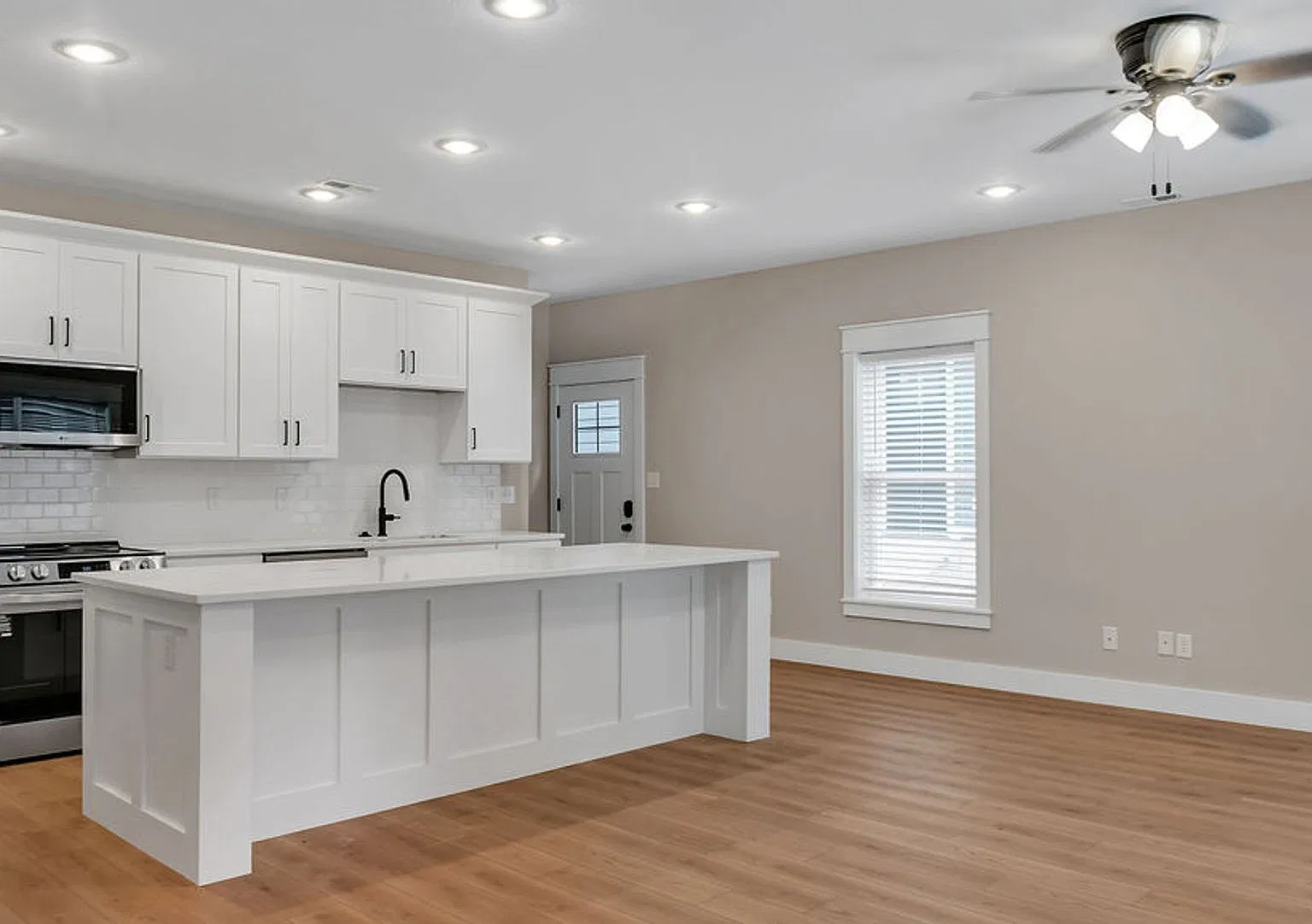 Newly Built! 5 Bedroom, 5 Bathroom Duplex Townhome! Great for a Group of 10! — Photo 1