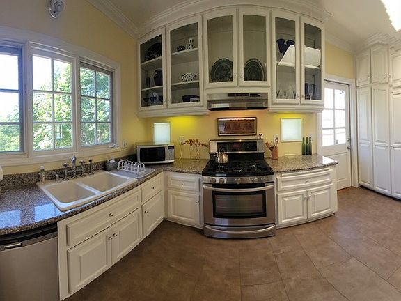 3rd image of 2819 Juniper St