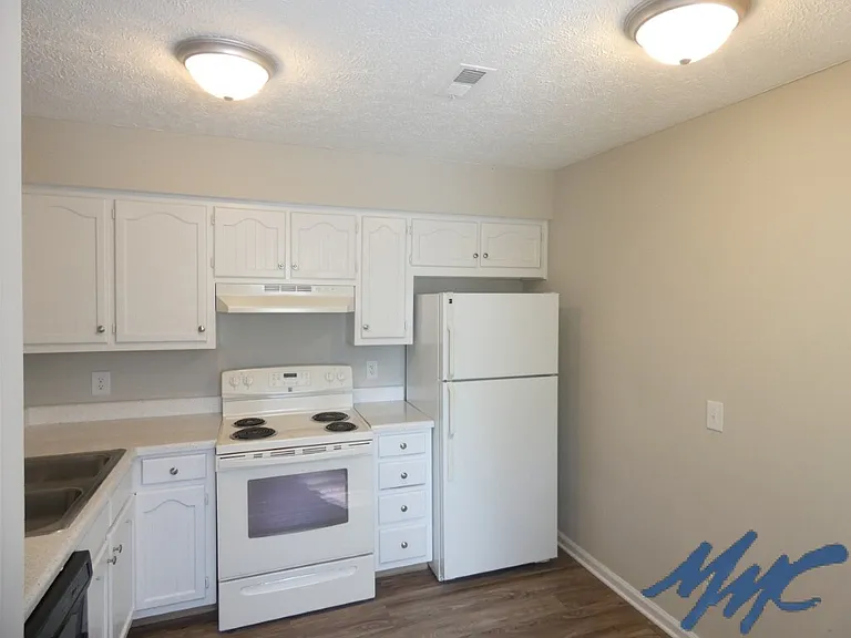 1210 Hamilton Dr — Photo 4