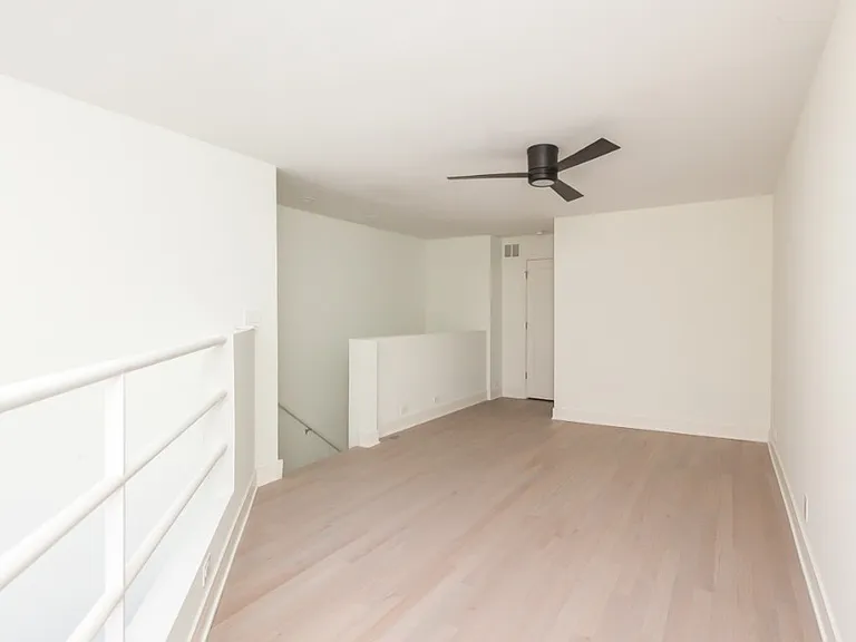 952 W Grace St #202 — Photo 15