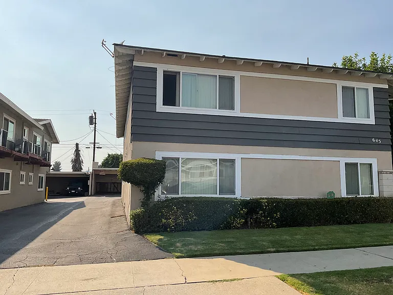 645 Scott Pl — Photo 2