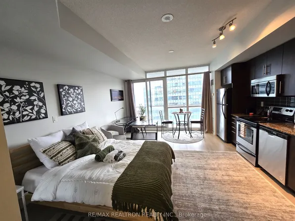 65 Bremner Blvd #3903, Toronto, ON M5J 0A7