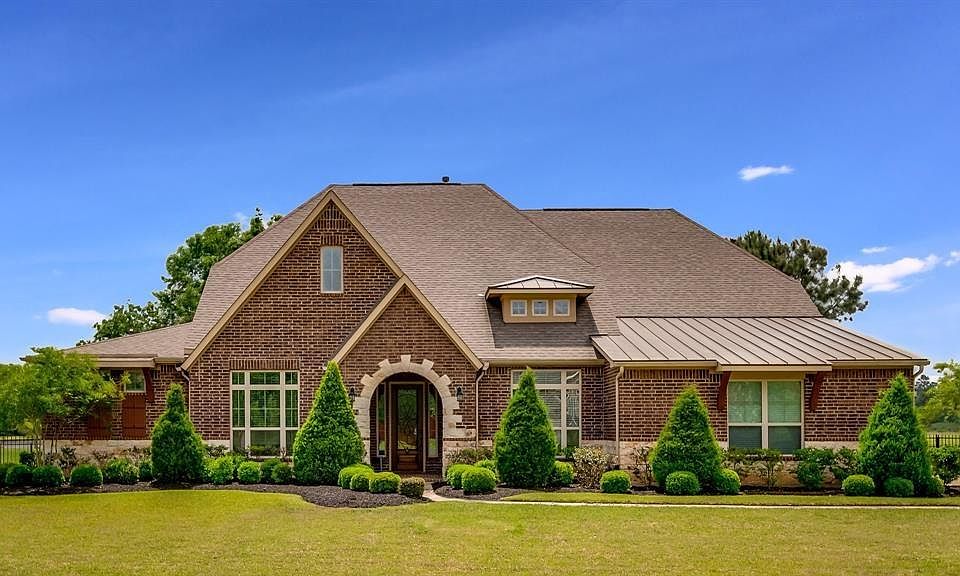 The front of the home is stately with wonderful curb appeal.