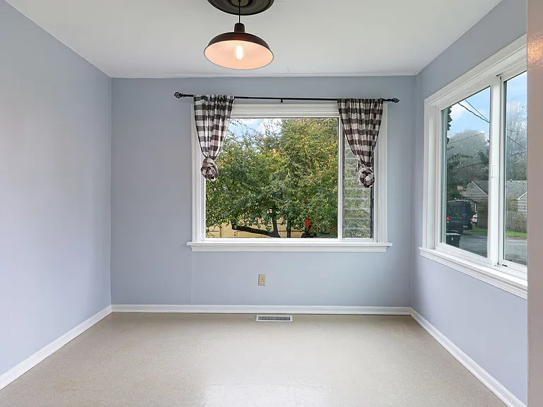 1223 Puget St NE — Photo 9