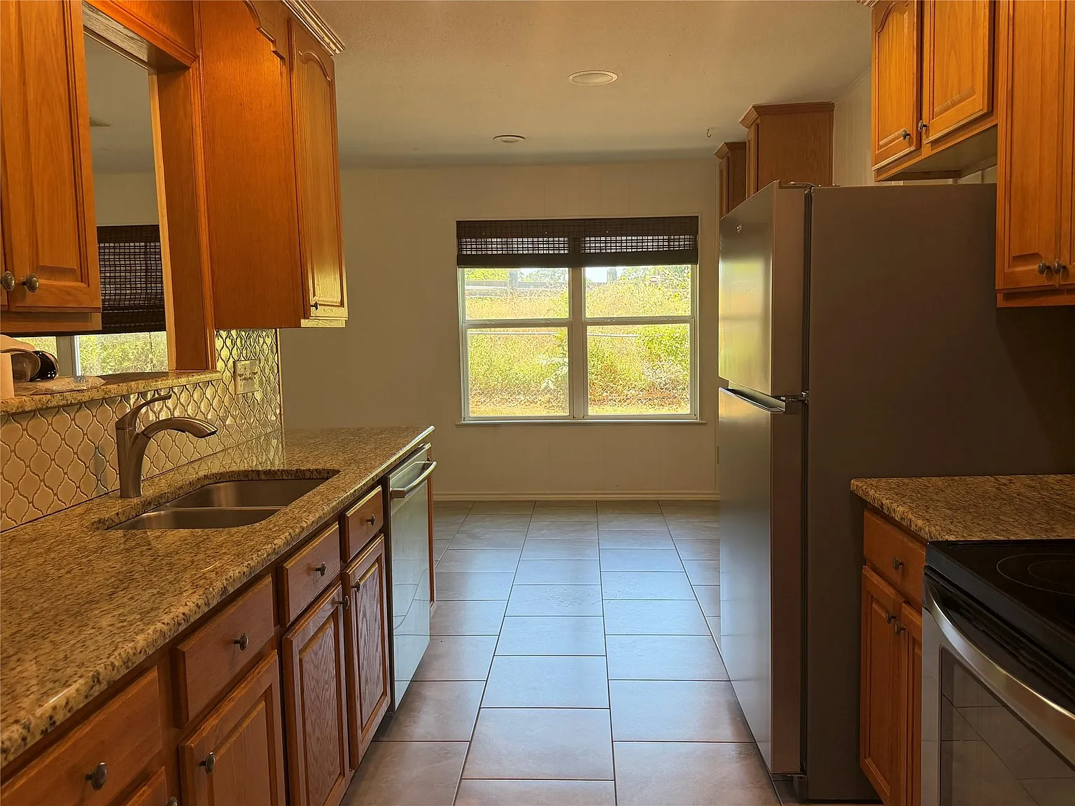 3 bed, 2.0 bath, 1946 sqft, $1,975 — Photo 4