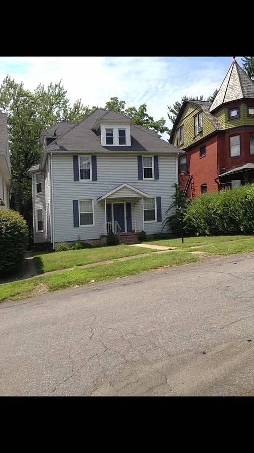 913 2nd Ave — Photo 1