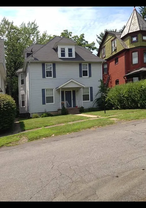 913 2nd Ave