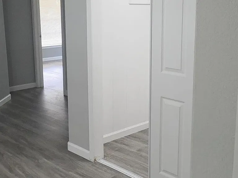 407 E Homan St — Photo 28