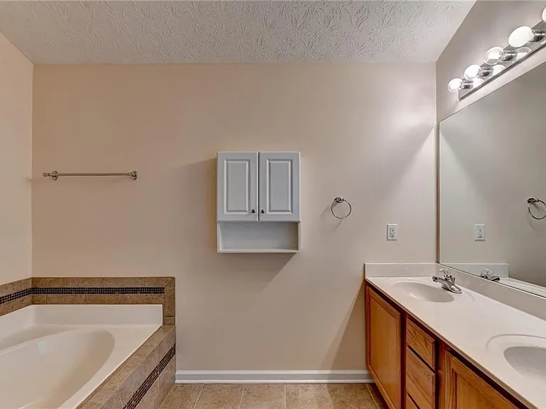3067 Kentmere Dr — Photo 32
