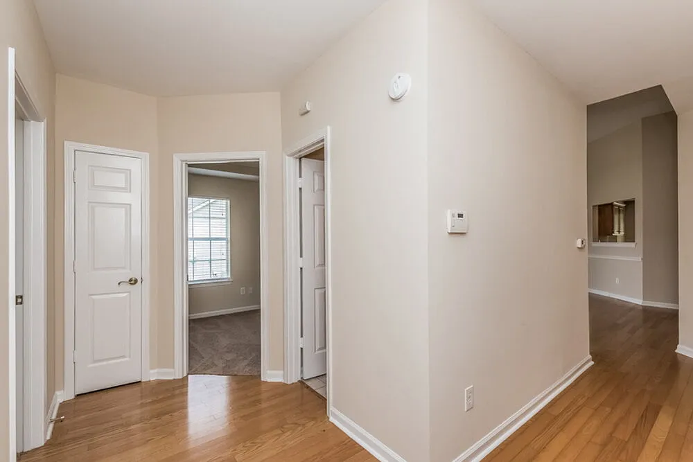 4 bed, 2.0 bath, 2109 sqft, $2,195 — Photo 3