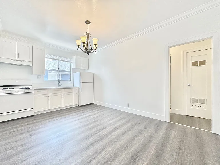 1444 W 28th St — Photo 9