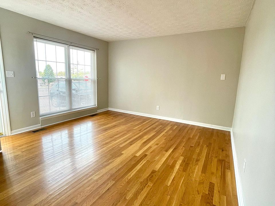 1st image of 400 Foxwood Dr