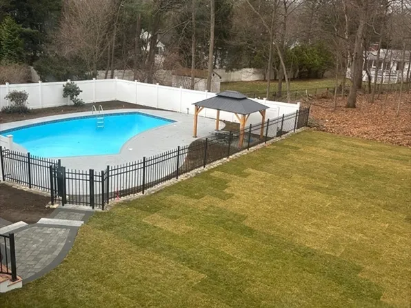 565 Elm St, Concord, MA 01742