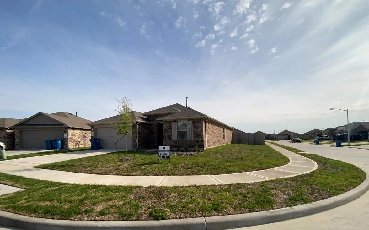 3 bed, 2.0 bath, 1593 sqft, $1,900 — Photo 1