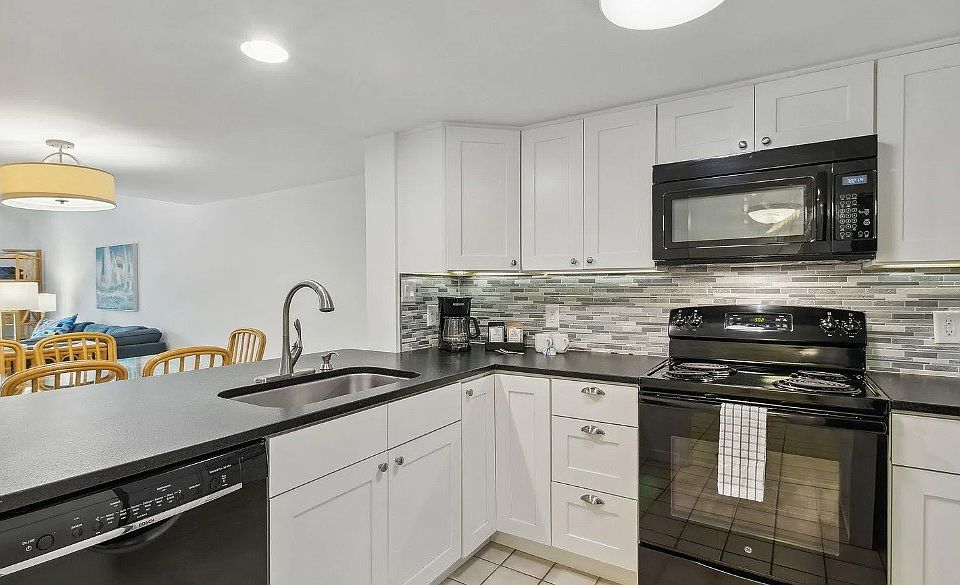 2nd image of 2018 Beach Wood Rd Unit 2018