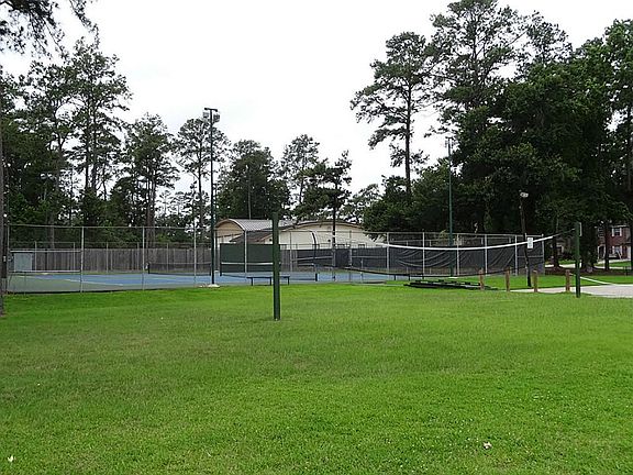  Londonderry also has an outdoor volleyball area as well as lighted tennis courts for its residents to enjoy.