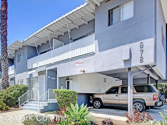 2nd image of 978 S Barrington Ave #6