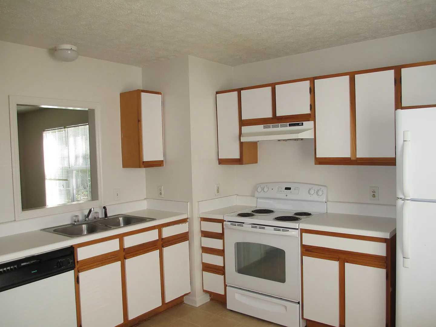 2 Bedroom, 1 bath apartment Upstairs Unit — Photo 4