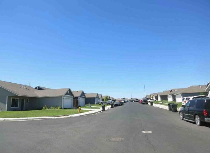 Exterior Neighborhood (street photo)