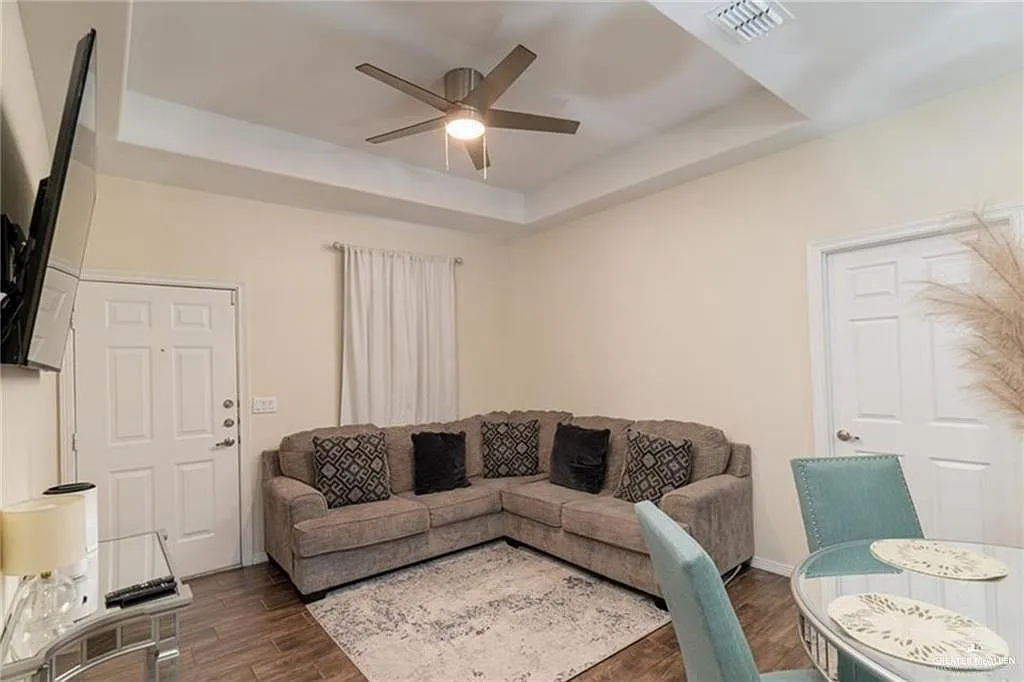 3 bed, 2.0 bath, 3247 sqft, $1,400 — Photo 2