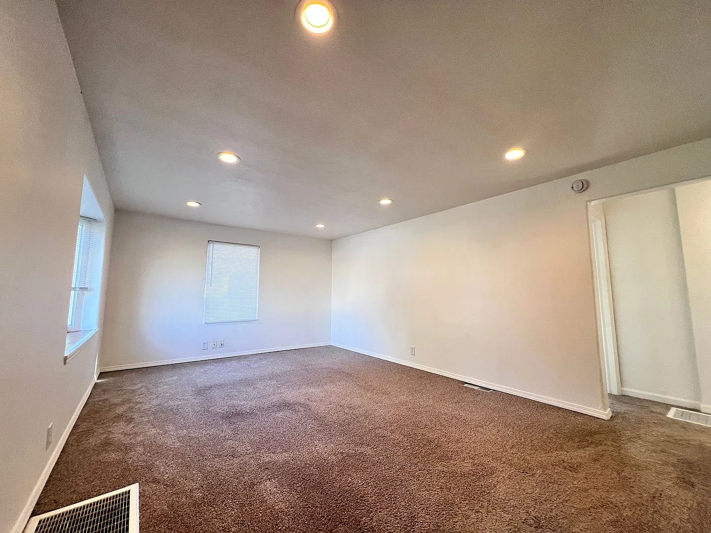 3 bedroom, 1 bathroom (one egress room) Single Family Home Available now! — Photo 4