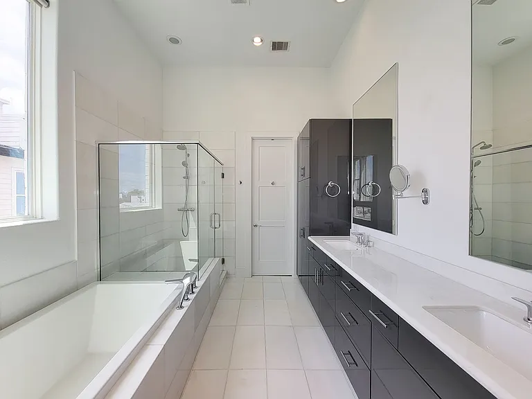 9 N Saint Charles St #B — Photo 25