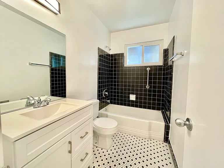 934 N Gardner St #8 — Photo 16