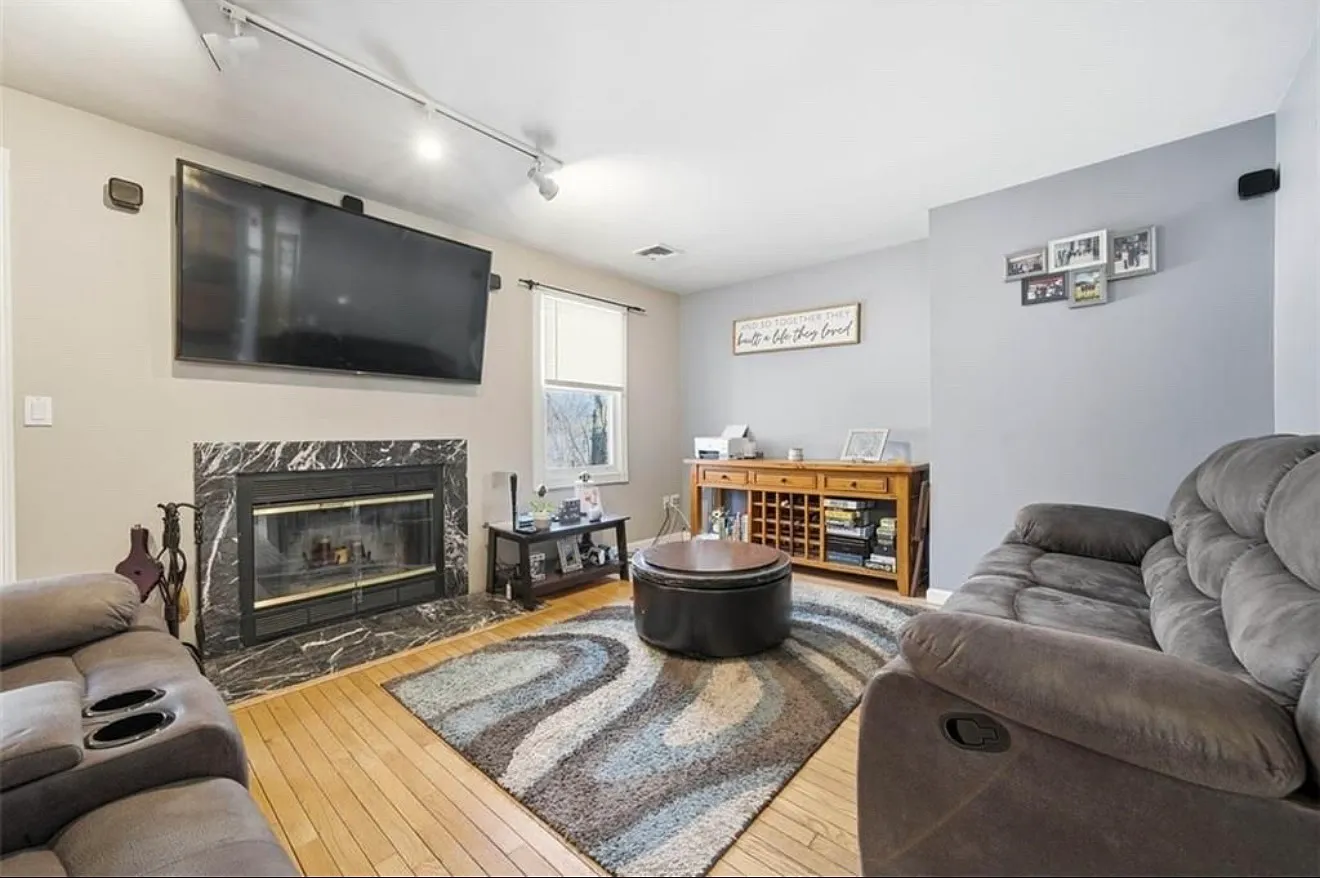 2 bed, 1476 sqft, $2,200 — Photo 3