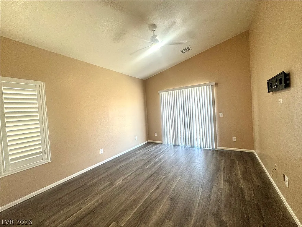 3 bed, 2.0 bath, 1471 sqft, $2,045 — Photo 2