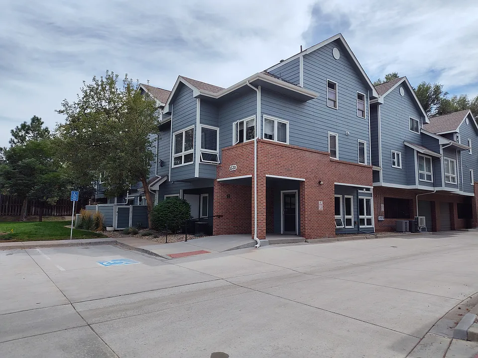 1330 S Monaco Pkwy #5