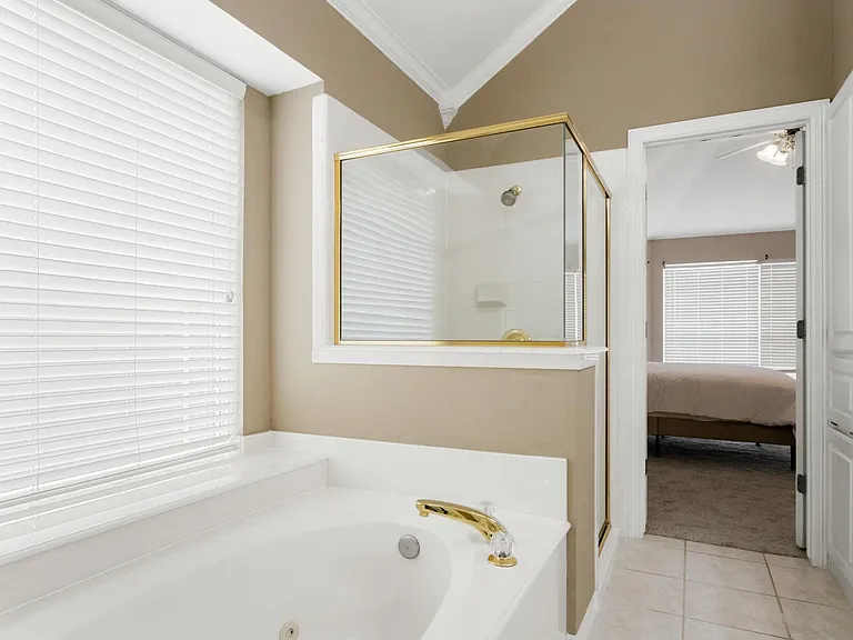 118 W Greenbriar Ln — Photo 23