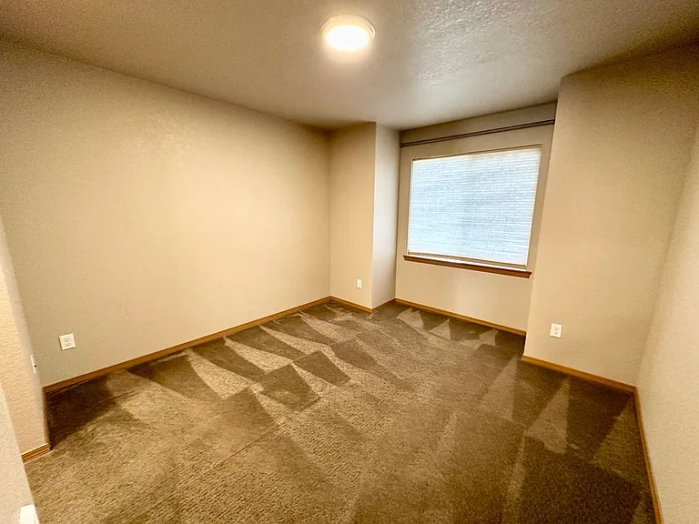 2102 N Yellowstone St — Photo 33