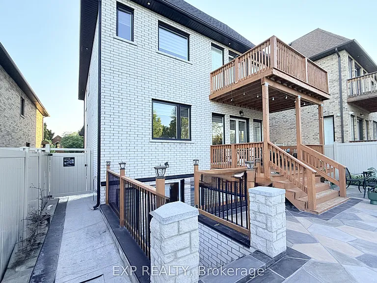 1606 Sandhurst Cres — Photo 12